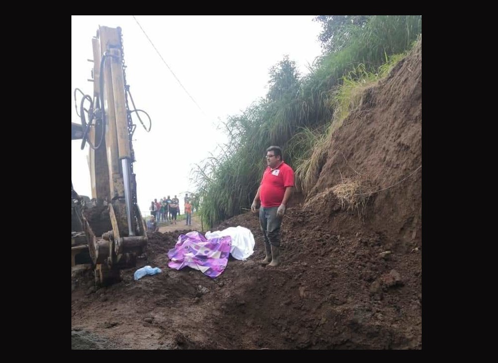 Deslave de cerro sepulta a 2 albañiles en Tlanchinol