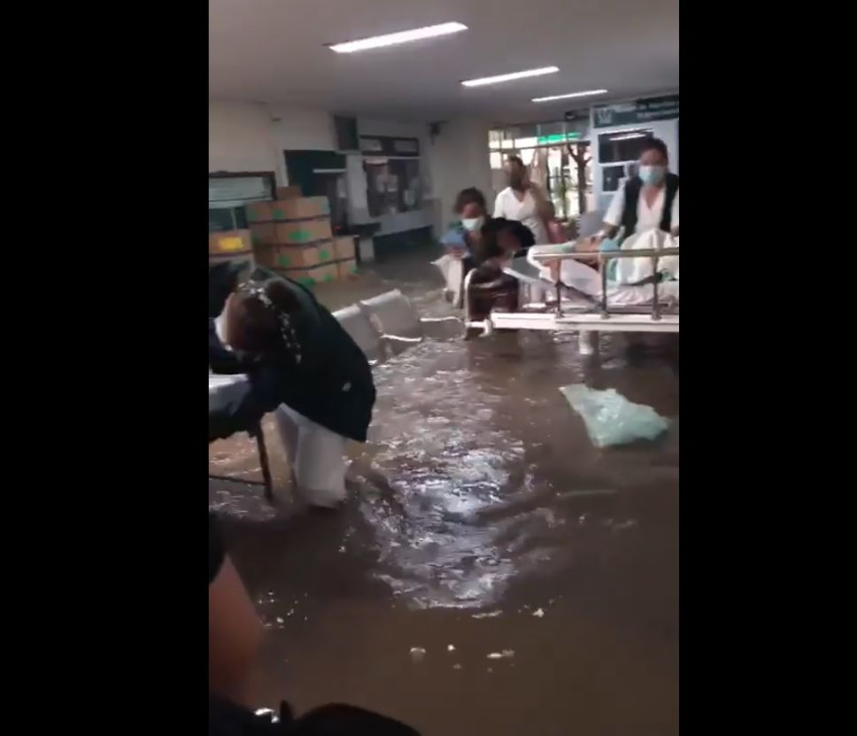 Video | Río Tula desborda e inunda hospital del IMSS