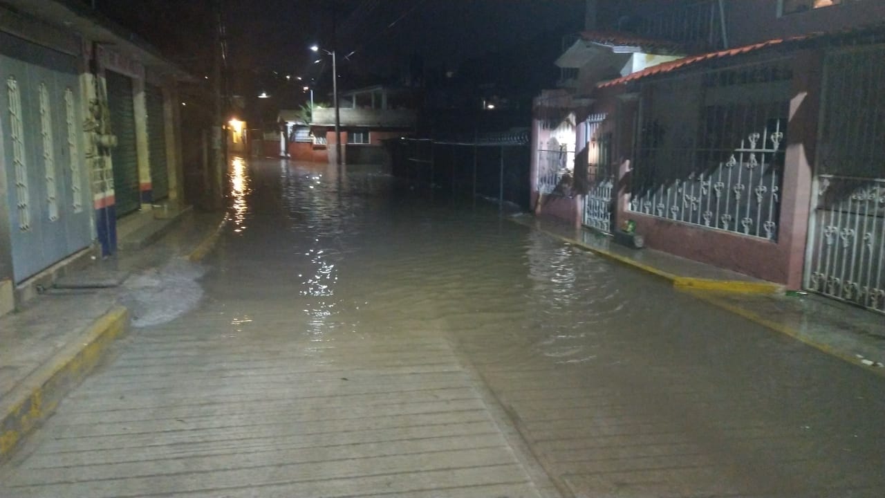 Se registran inundaciones en Tula durante la madrugada