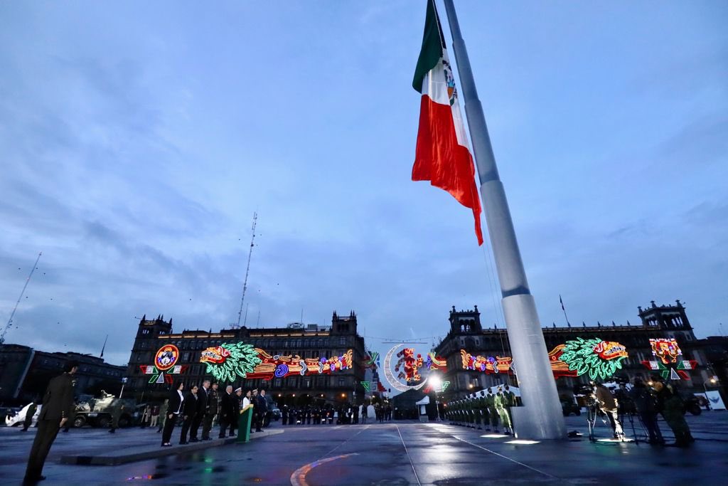 Bandera a media asta en memoria de víctimas de los sismos