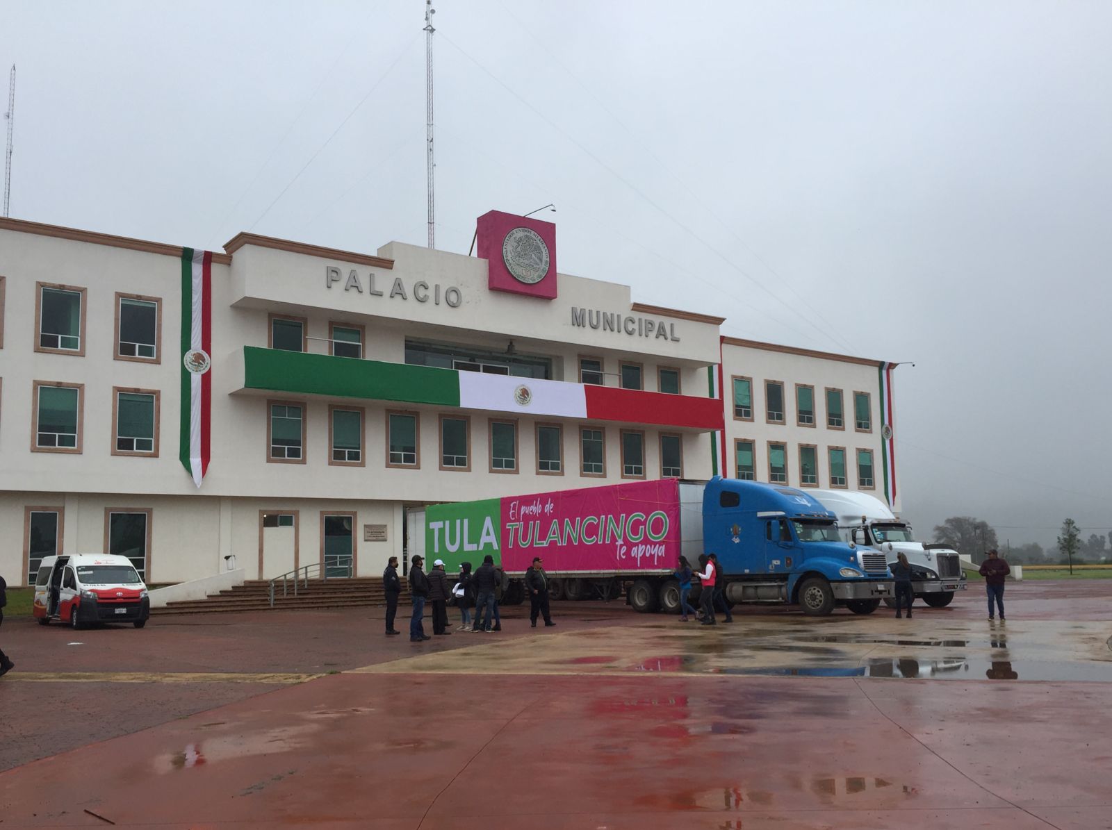 Envían a Tula dos tráilers de víveres donados por tulancinguenses