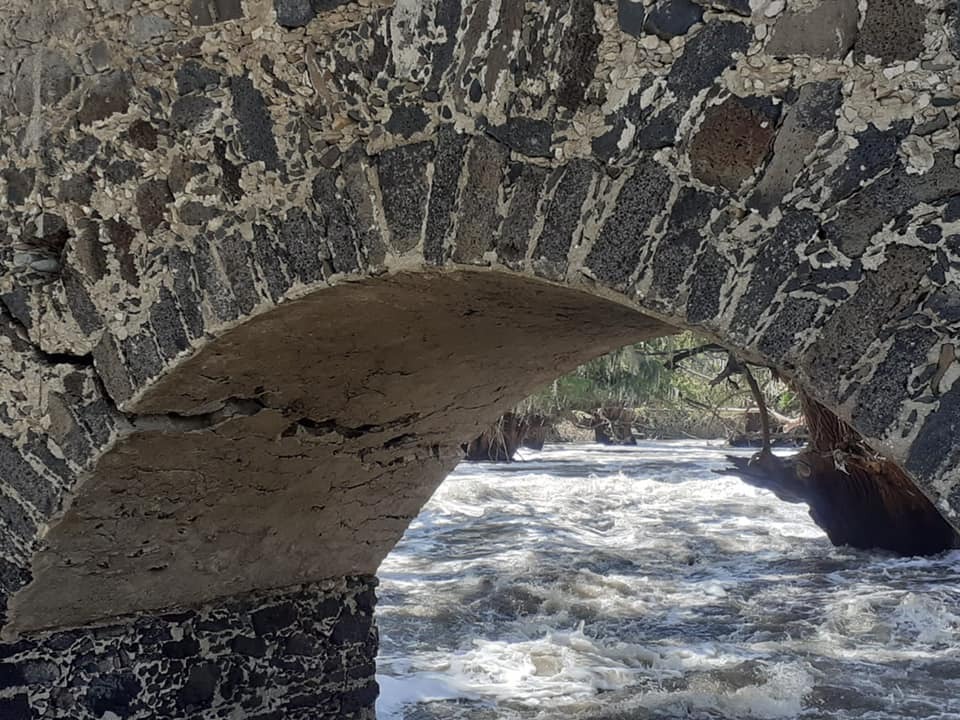 Puente de Tlacotlapilco con graves daños tras desbordamiento de río Tula