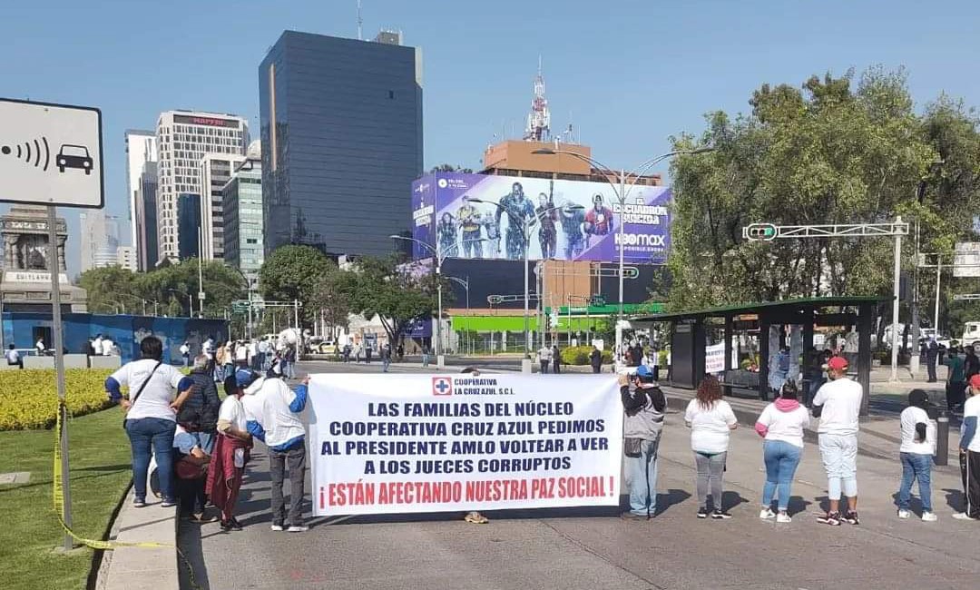 Cooperativistas de cementera Cruz Azul exigen, con bloqueo, intervención de AMLO