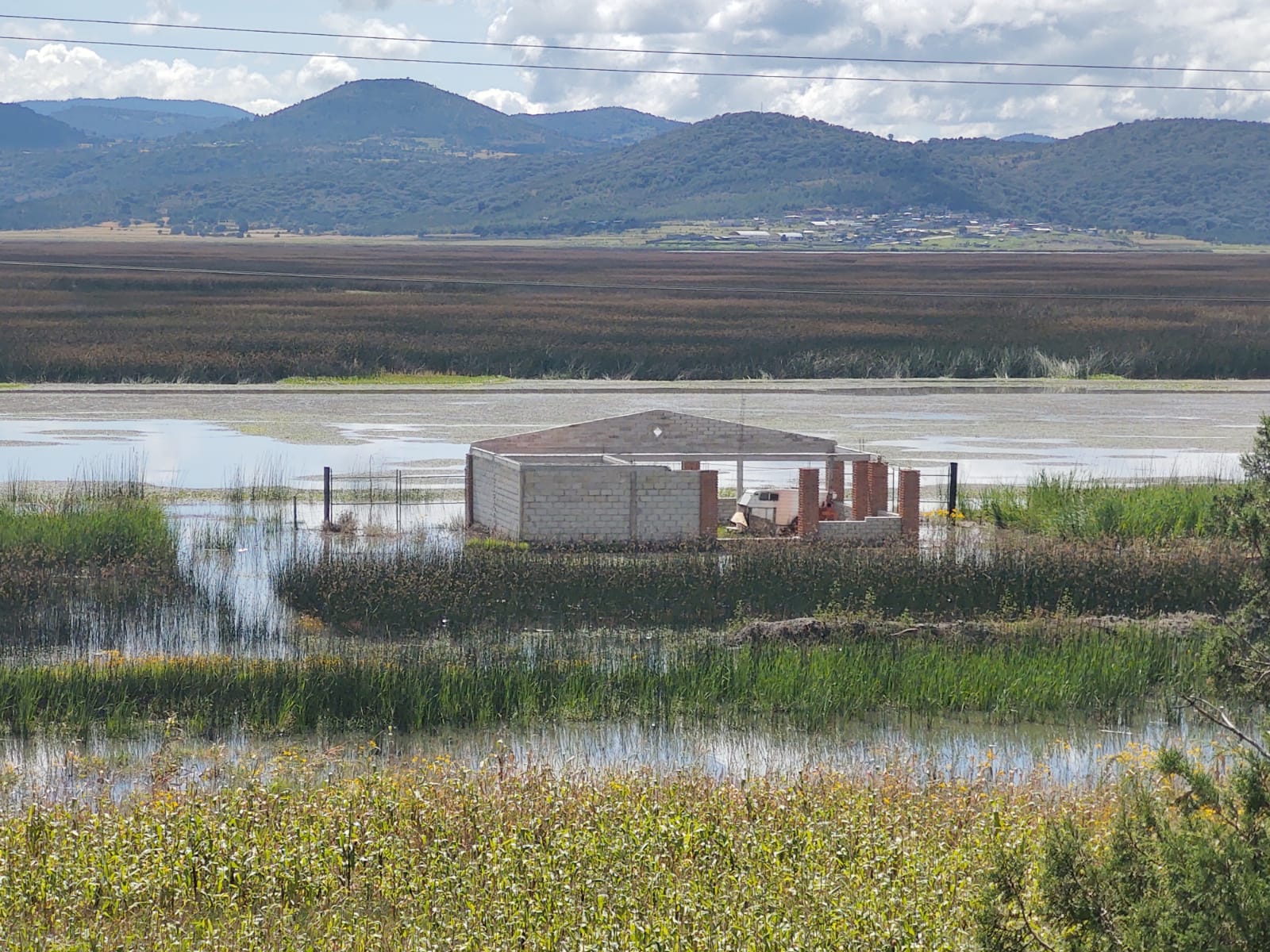 Sin medir riesgo, construyen casas a nivel de laguna Tecocomulco