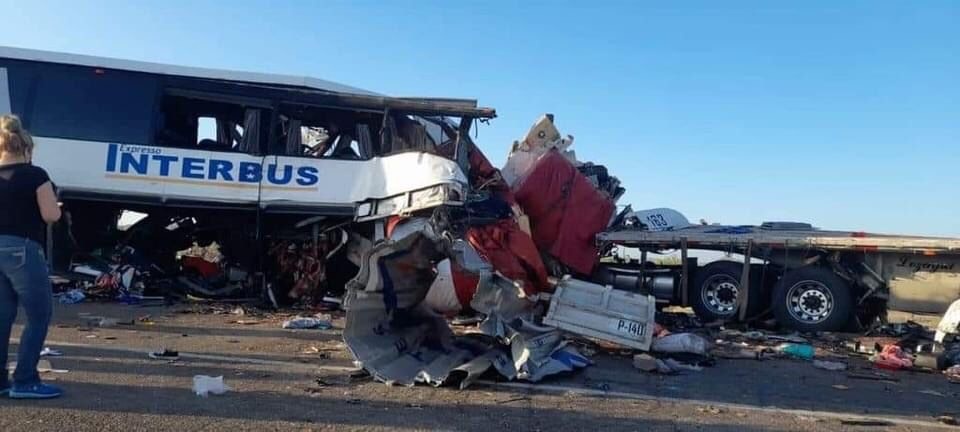 Accidente entre autobús y trailéres en Sonora deja 16 muertos