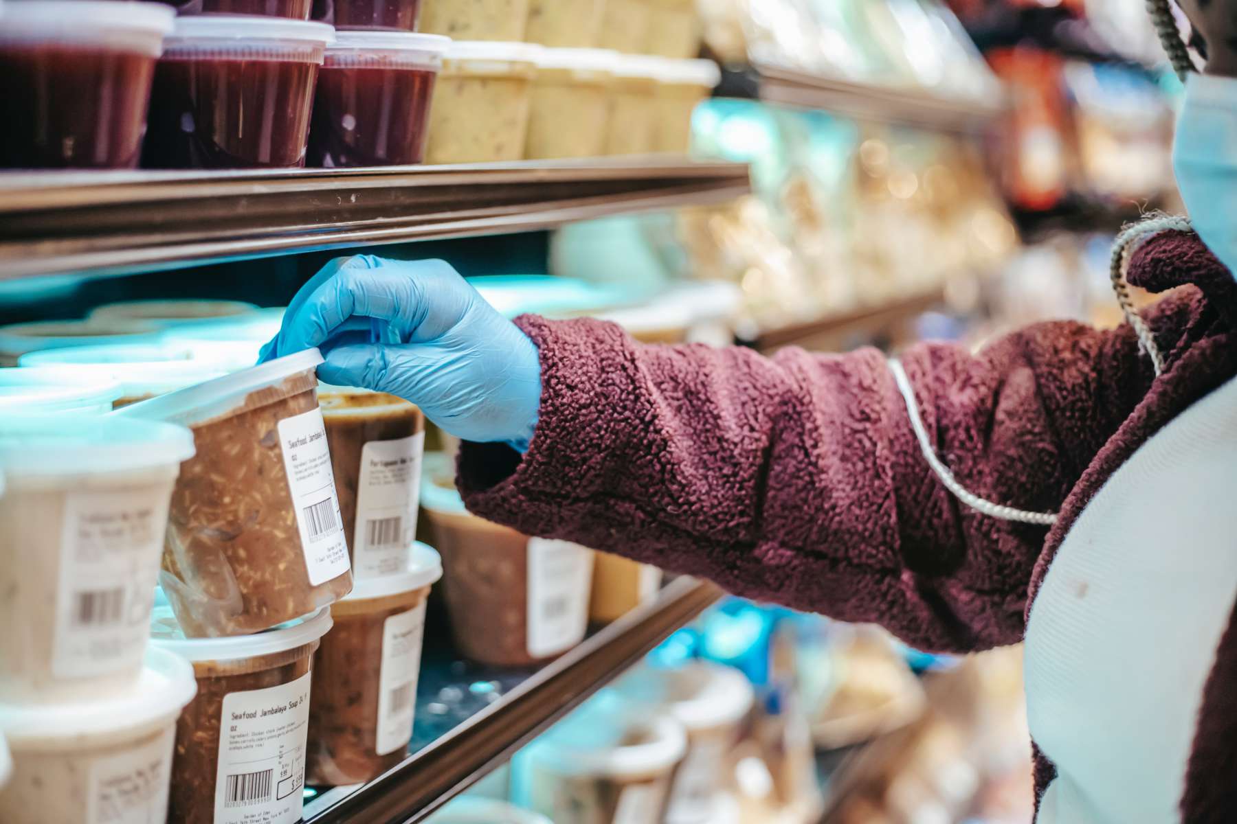 Profeco alerta, ¿guardas comida en envases de yogur o helado?