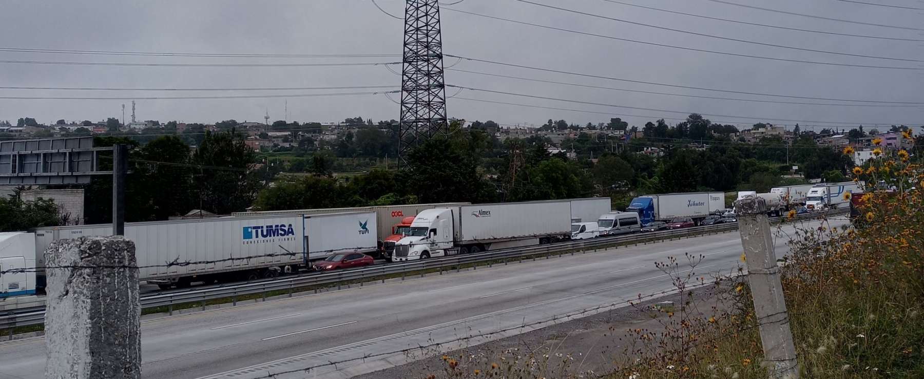 Autopista México-Querétaro sigue cerrada tras fuga en toma clandestina