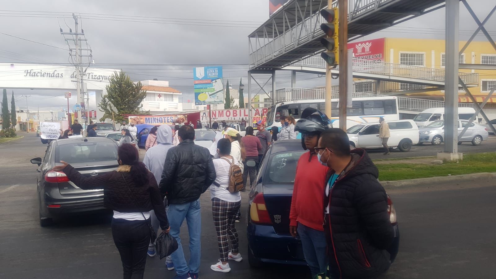 Bloquean la México-Pachuca para exigir servicio de agua