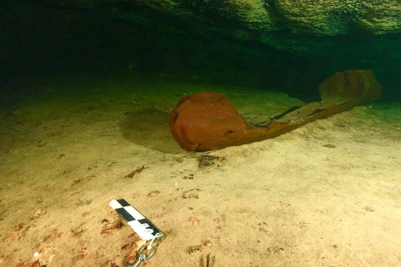 Hallan canoa de probablemente mil años cerca del Tren Maya