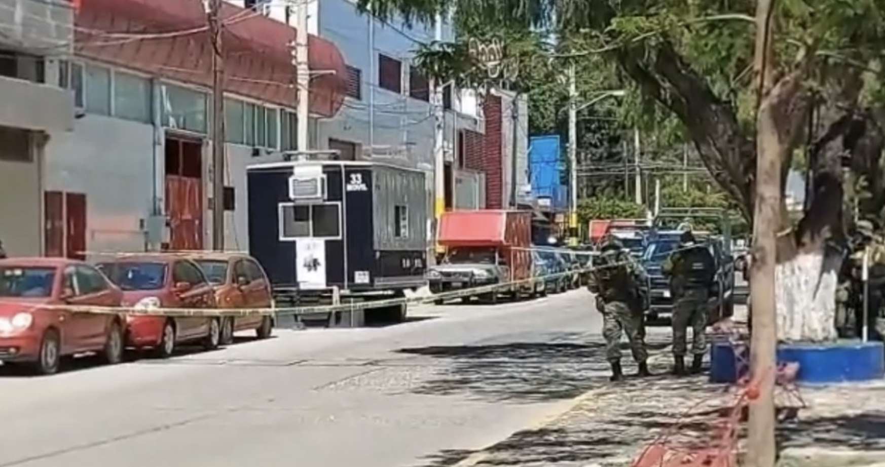 VIDEOS | Atacan casetas de policía en León, Guanajuato; hay un muerto