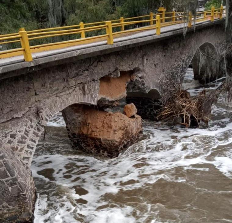 Colapsa soporte de puente en Chilcuautla; cruza el río Tula