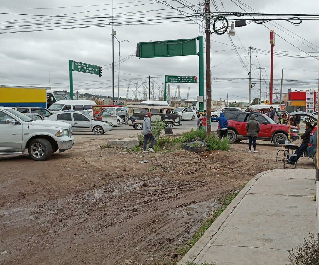 Ciudadanos bloquean crucero de El Carmen, Tizayuca; exigen pavimentación