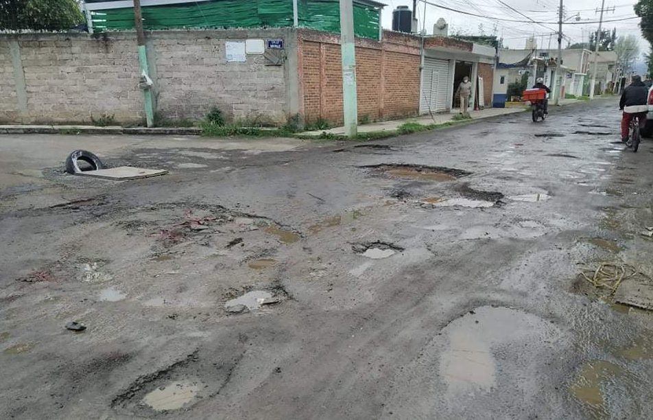 Por baches, en Tulancingo vecinos prefieren no sacar auto