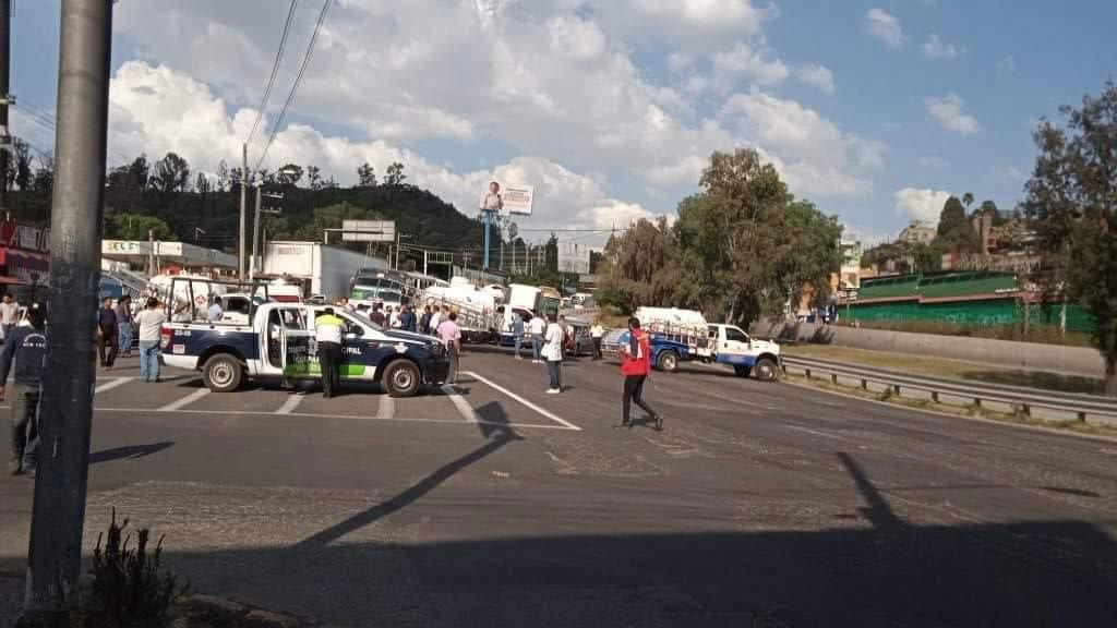 Gaseros bloquean la carretera México-Pachuca