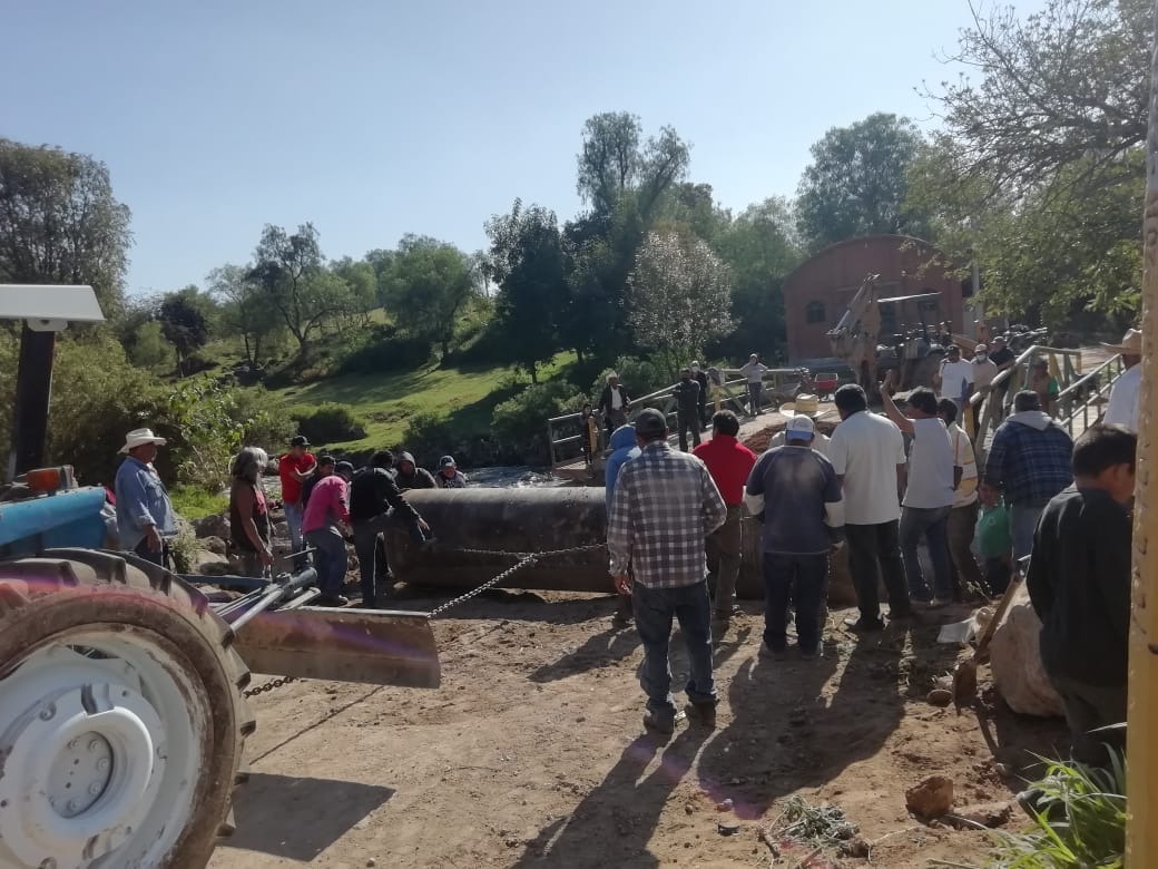 Pobladores de Tezontepec reparan puente dañado por lluvias de septiembre