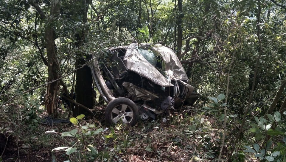 Cae vehículo al barranco en Tlanchinol; 3 muertos