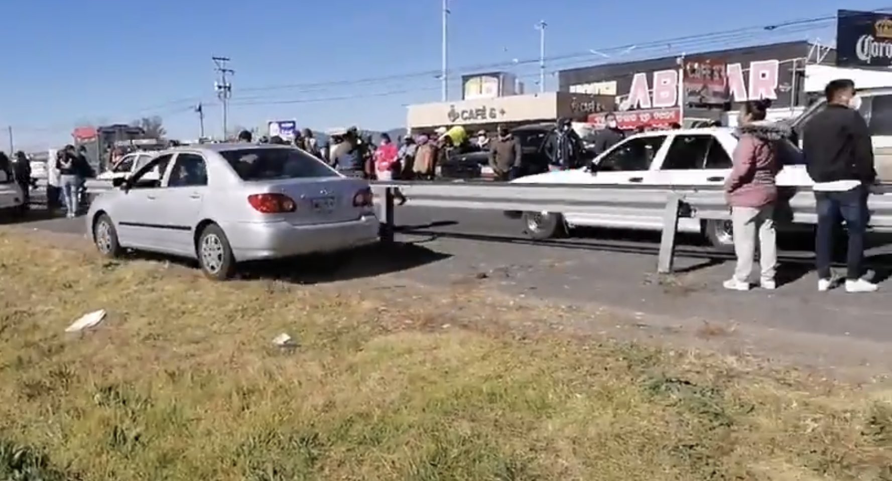 Comerciantes de Acayuca bloquean la carretera México-Pachuca