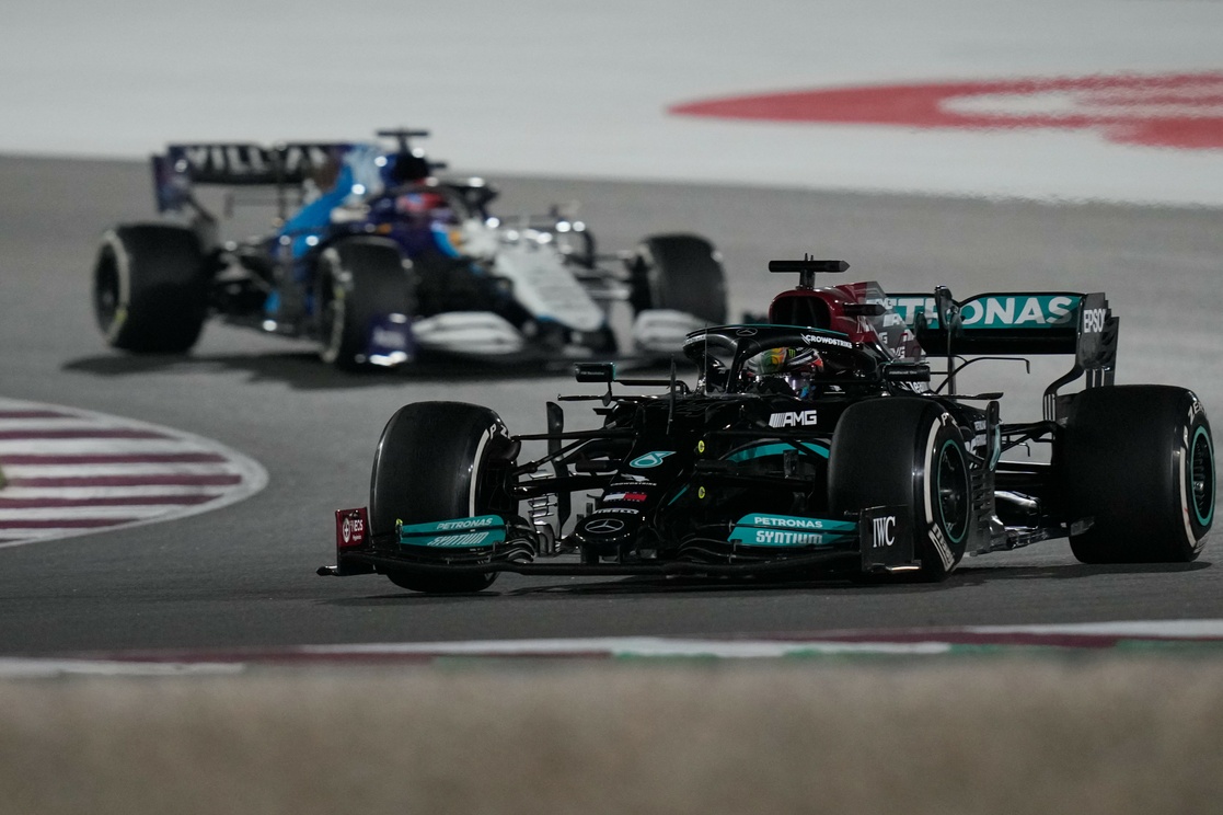 Hamilton gana el GP de Qatar; ‘Checo’ remonta y llega en cuarto