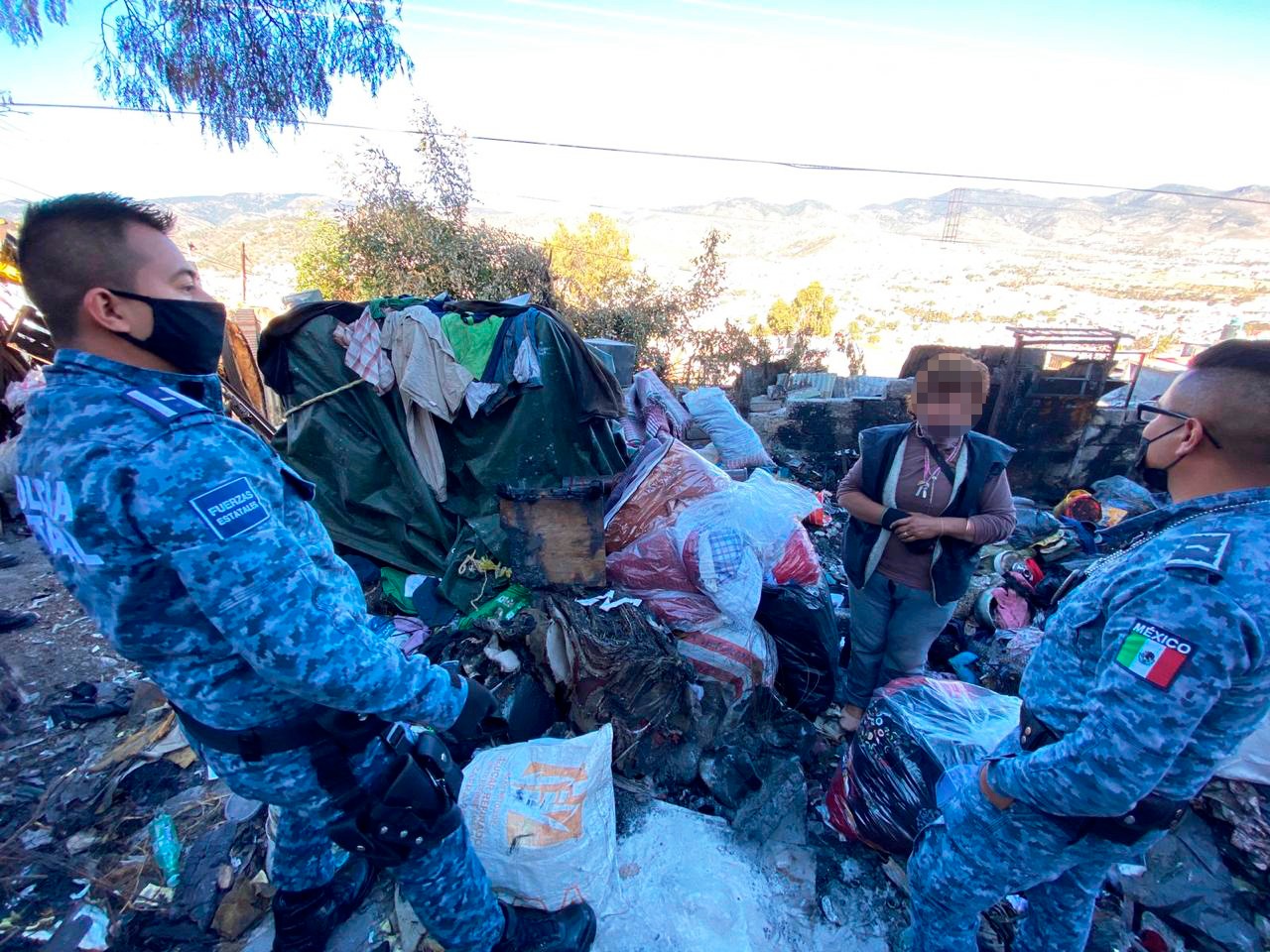 ¡Aplausos! Policías ayudan a familia tras incendio; lo perdieron todo