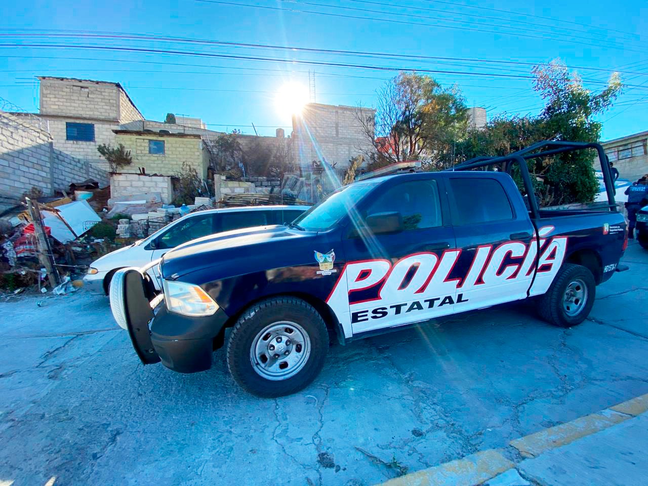 Presuntos huachicoleros enfrentan a estatales para rescatar camioneta