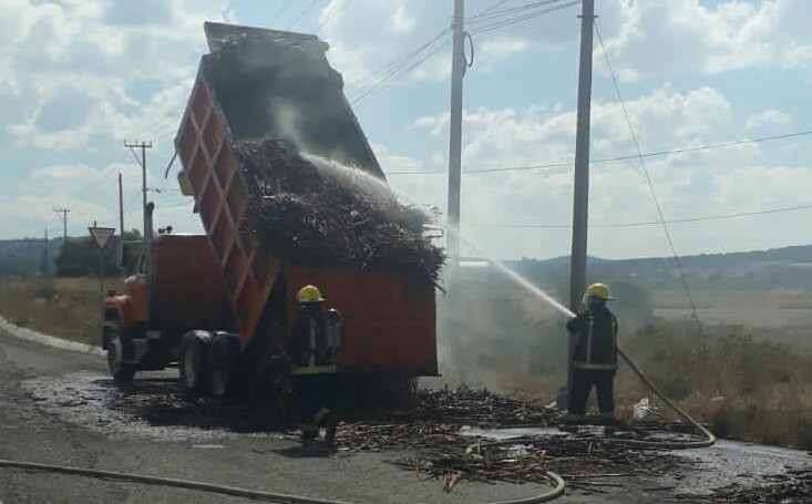 Se incendia camión con zacate en la Pachuca-Sahagún