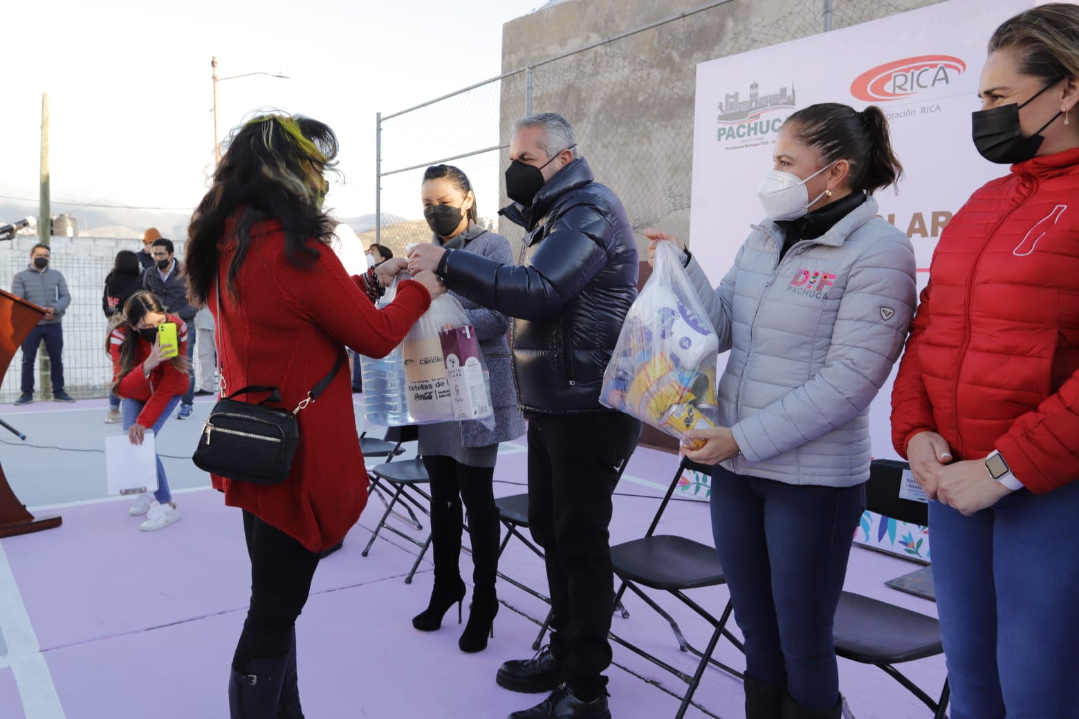 DIF Pachuca entrega cobijas a vecinos de El Lobo