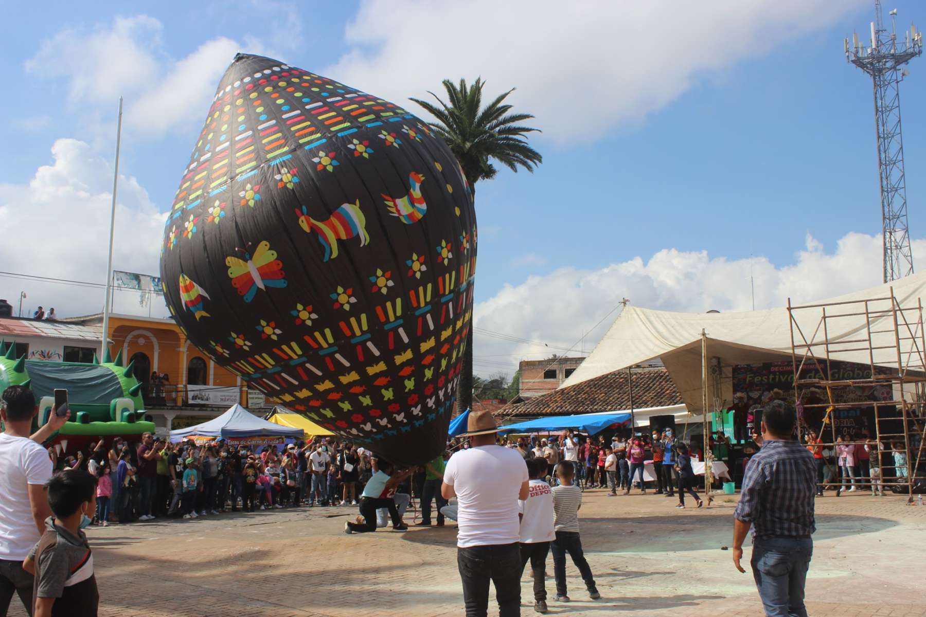 Elaboran globos de cantolla para preservar tradiciones