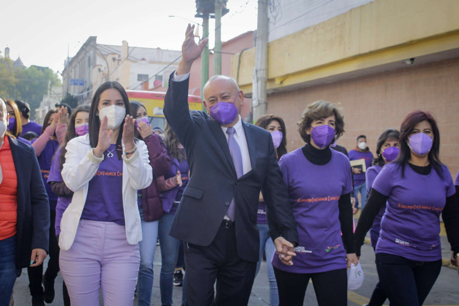 Alcalde de Tulancingo que reprimió a mujeres de la Mercadita, encabeza marcha 25N