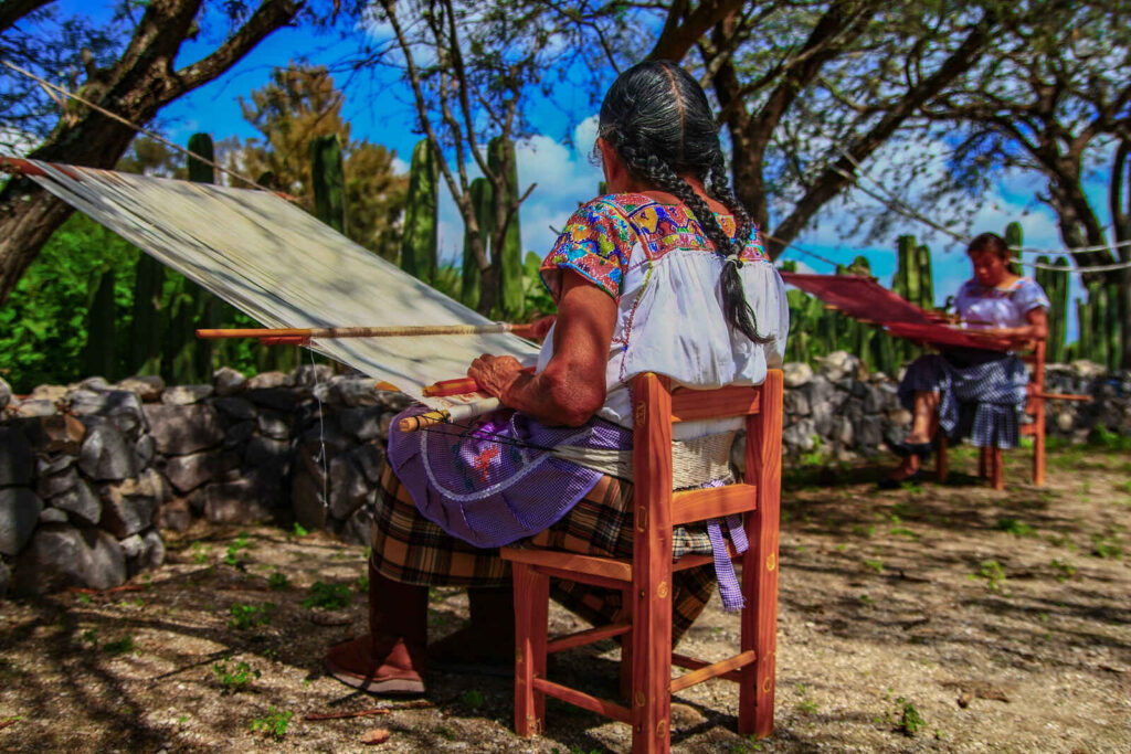 Exhiben trabajos artesanales en el Encuentro de Arte Textil Mexicano