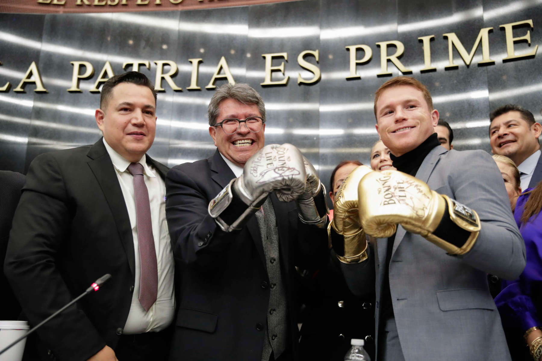 “Canelo” Álvarez alborota el Senado durante visita