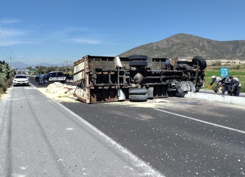 Vuelca camión de maíz en la carretera Ixmiquilpan-Progreso