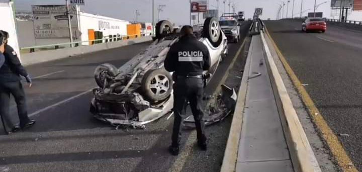 Vuelca auto en el puente de Téllez sobre la México-Pachuca