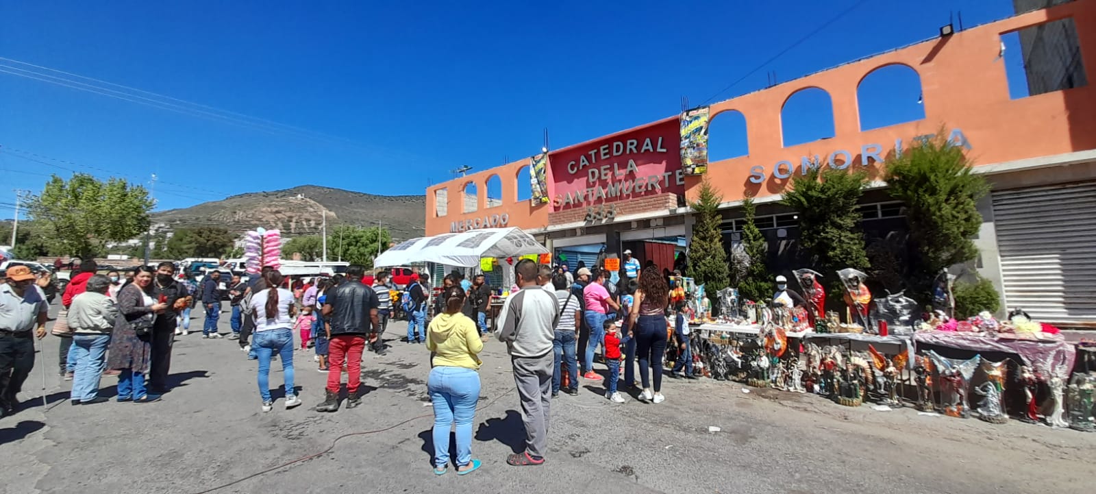 Desfilan fieles de la Santa Muerte por centro de Pachuca