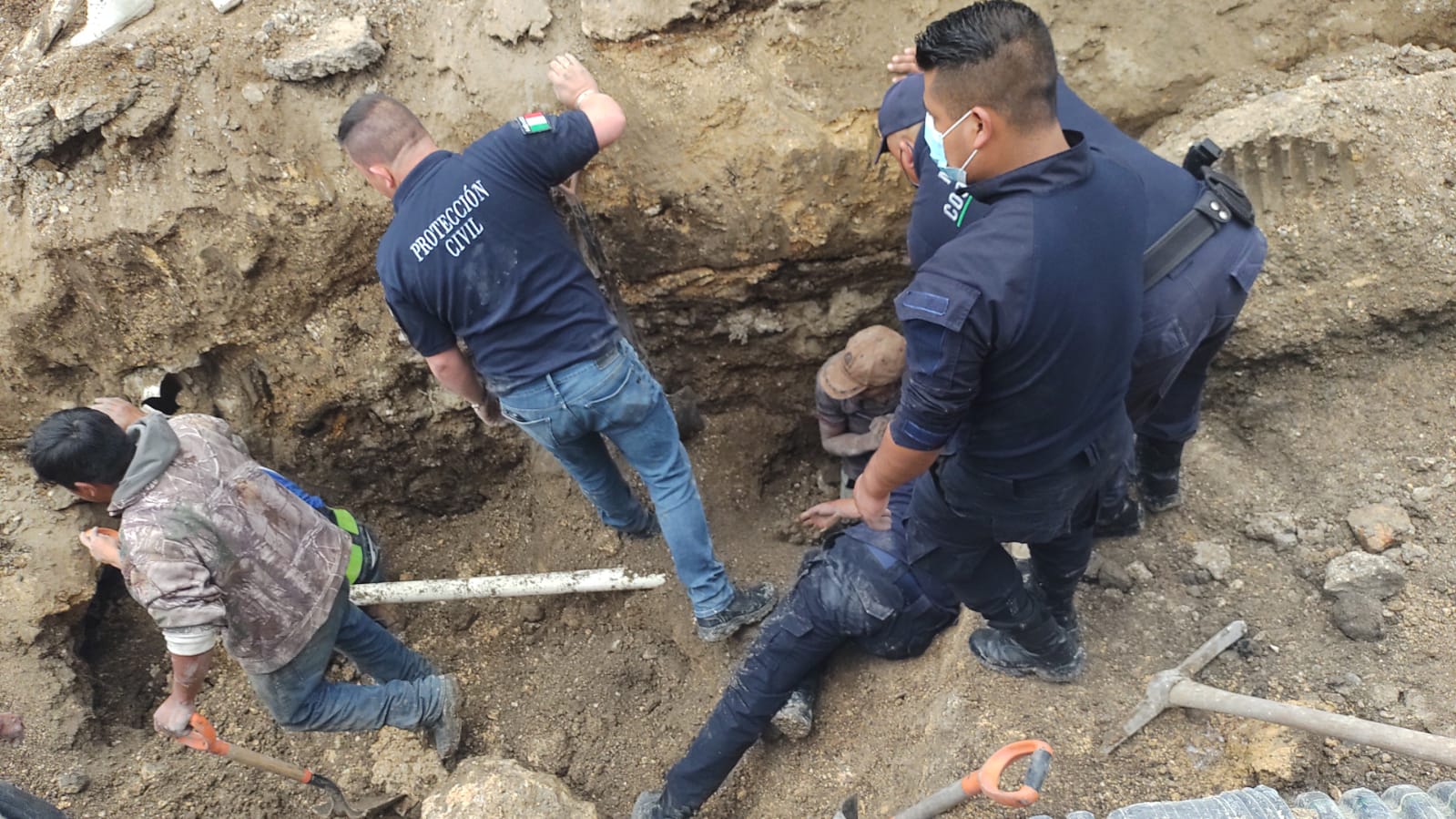 Cae talud sobre trabajadores en Zacualtipán