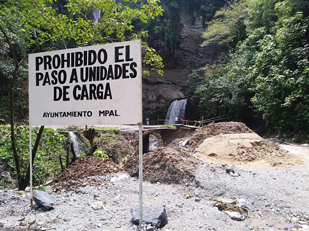 Comenzó la reparación de camino en Tenango de Doria afectado por Grace