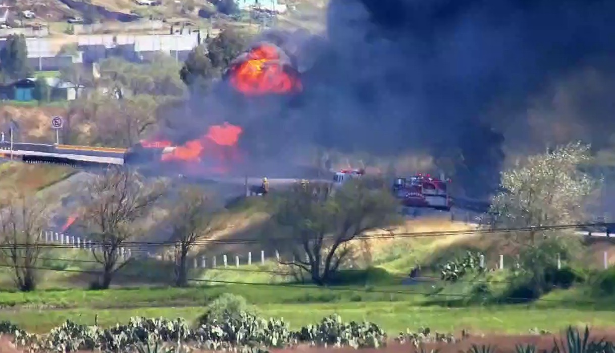 Se incendia pipa de gas en carretera a Tulancingo