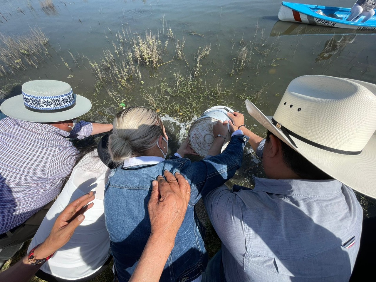 Entregan 100 mil crías de tilapia para presa La Requena