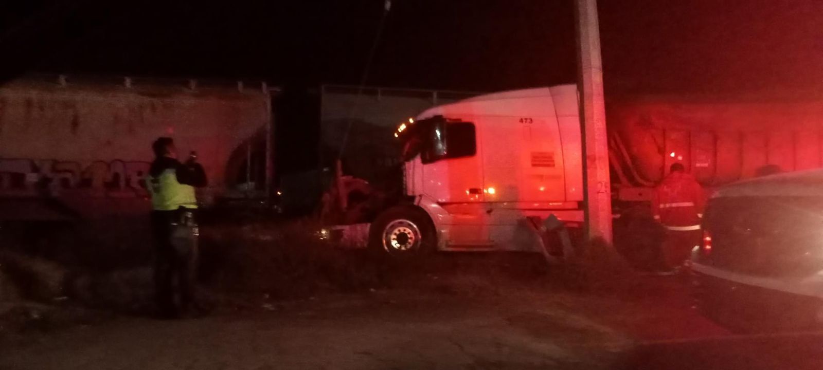 Tren se lleva tráiler en la Ciudad Sahagún-Otumba; un muerto