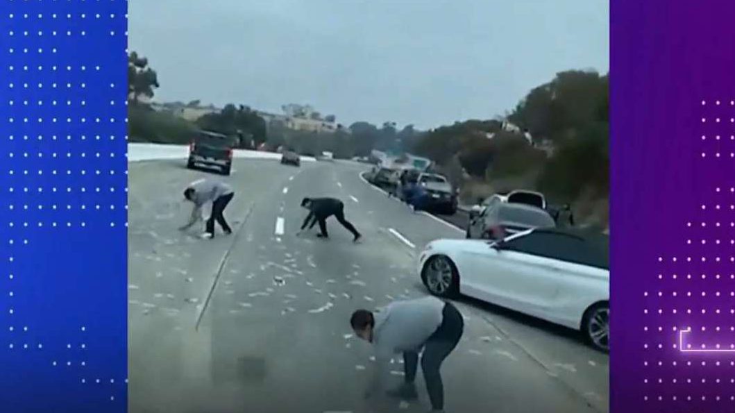 ¡De película! Llovió dinero en autopista de California