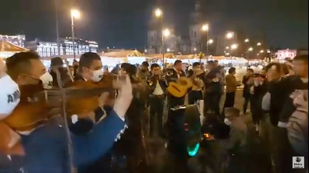 Llevan mariachi a AMLO en Palacio Nacional por su cumpleaños