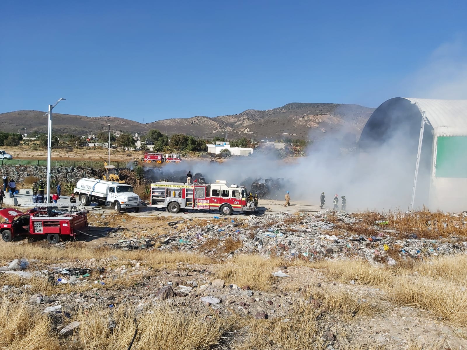 Continúan labores para controlar incendio en basurero de Mineral de la Reforma