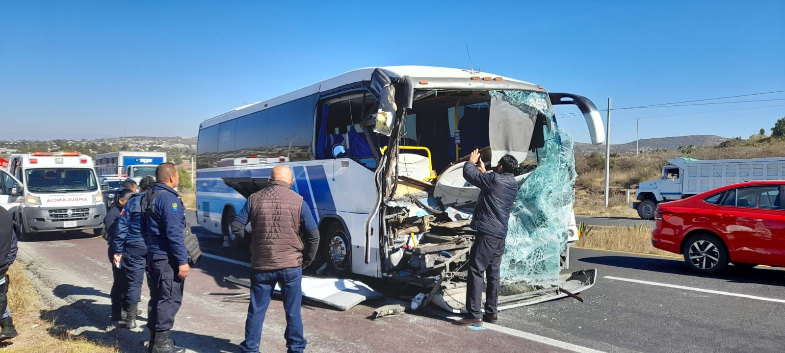 Choque entre pipa y autobús deja 2 heridos en la Pachuca-Sahagún