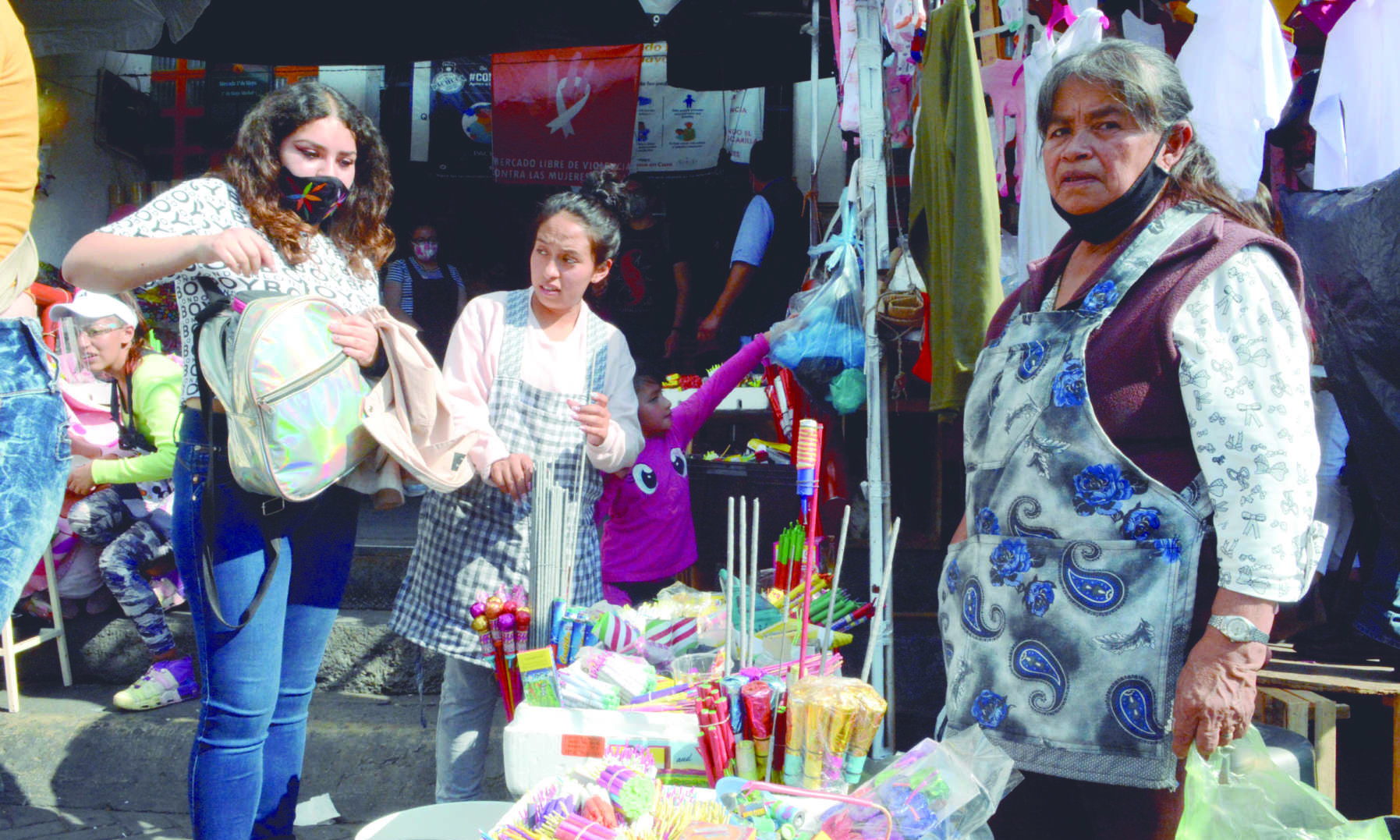 Ambulantes vuelven con pirotecnia al 1 de Mayo en Pachuca