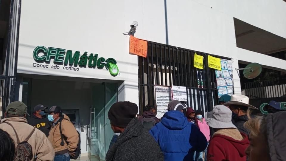 Vecinos de Ixmiquilpan protestan en CFE por cobros excesivos