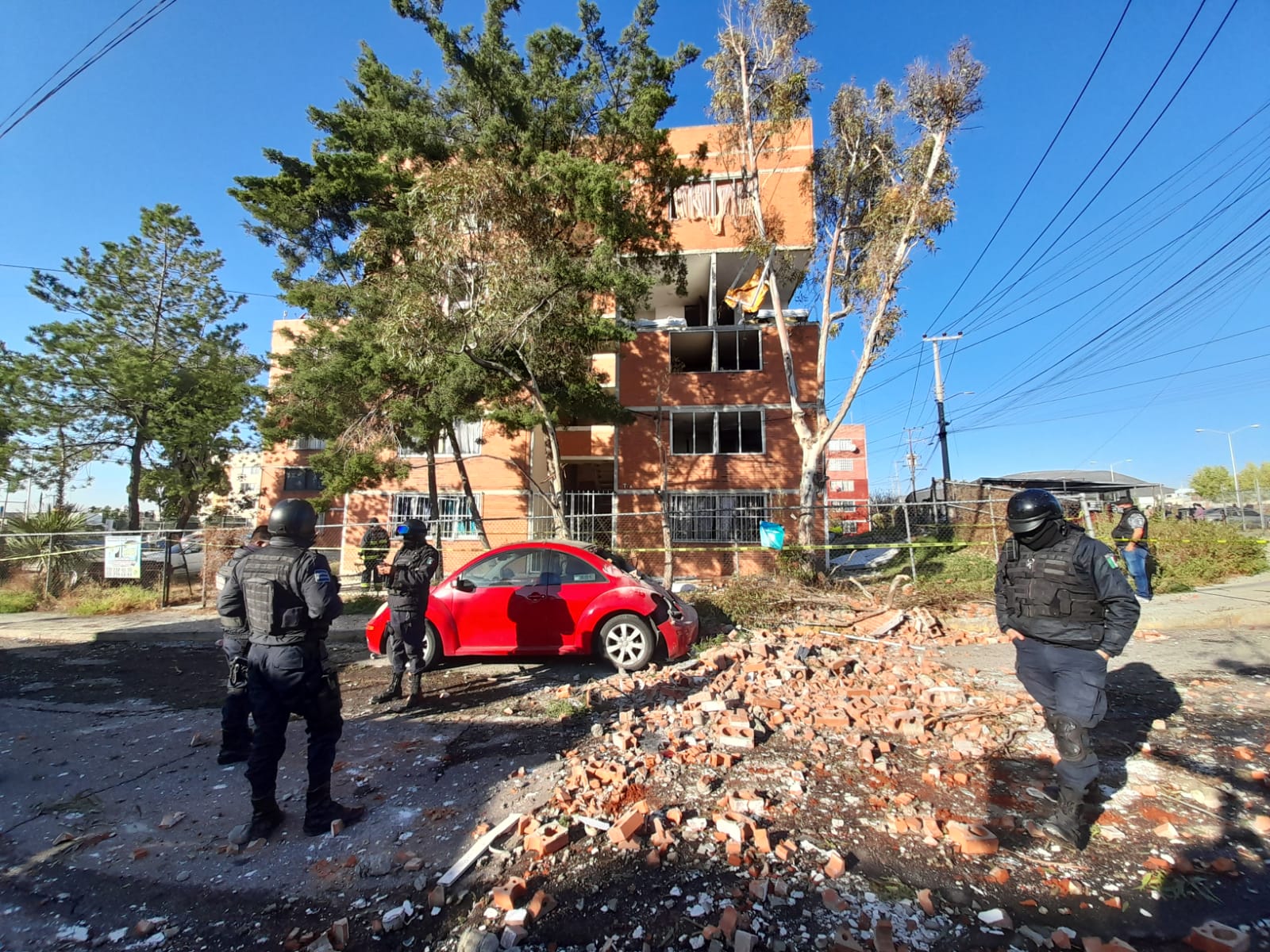 Un detenido, un lesionado, daños en parte de la estructura, el saldo de explosión en la Aquiles Serdán