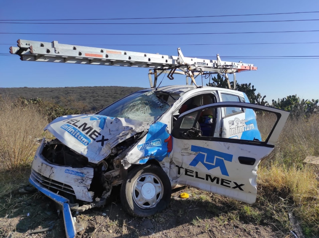 Vuelca auto de Telmex en la México-Querétaro