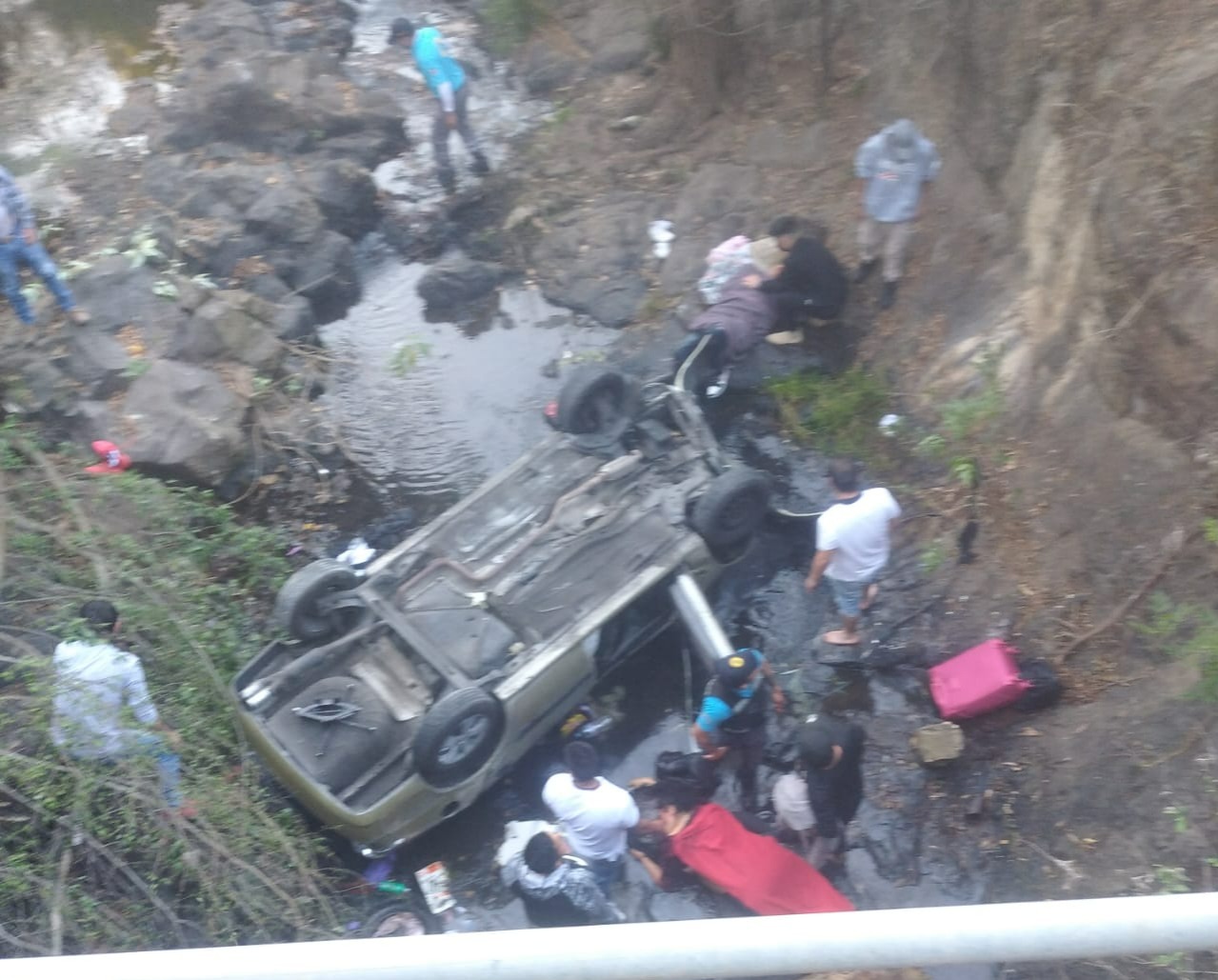 Cae automóvil de puente que cruza río de Prismas Basálticos