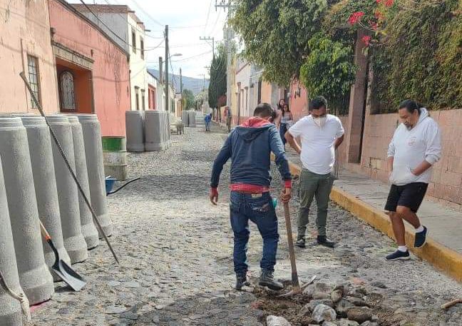 Por obsoleta, sustituyen la red de drenaje en calle Patoni de Huichapan