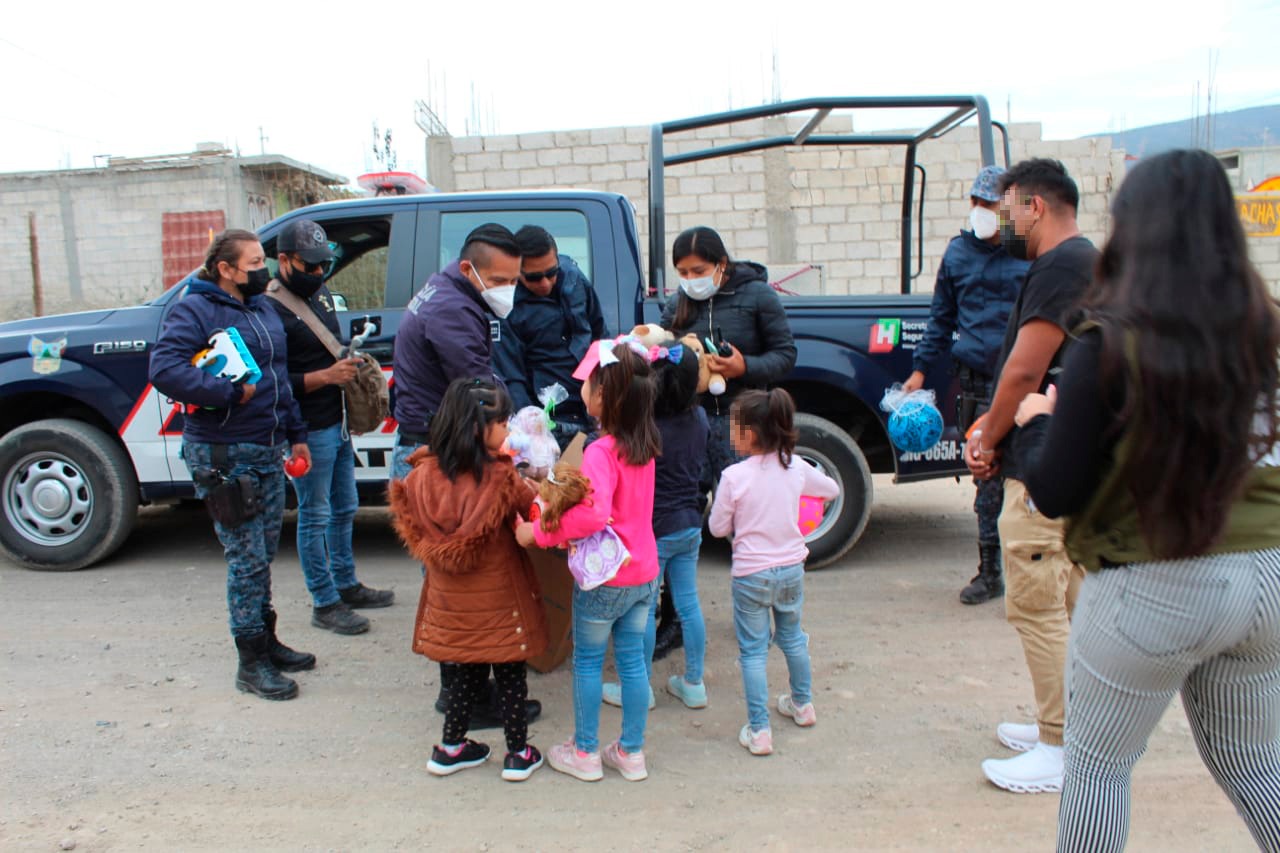 Policías entregan juguetes a niños de Pachuca