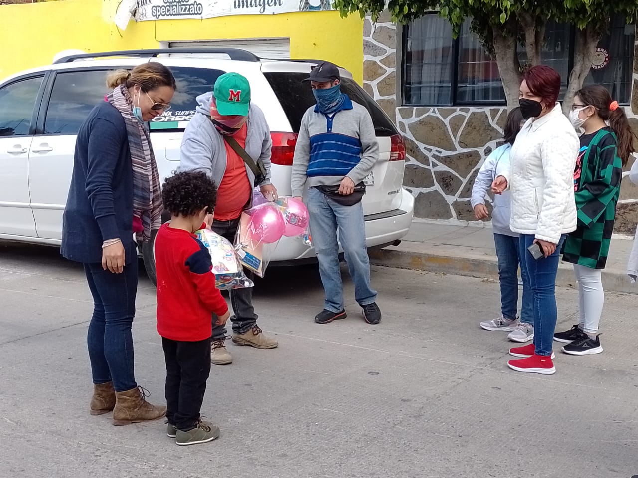 Asociación entrega juguetes a niños de familias damnificadas de Tula